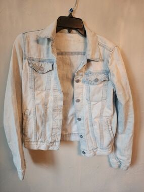 GAP Light Wash Denim Jacket in Pale Blue Size Small